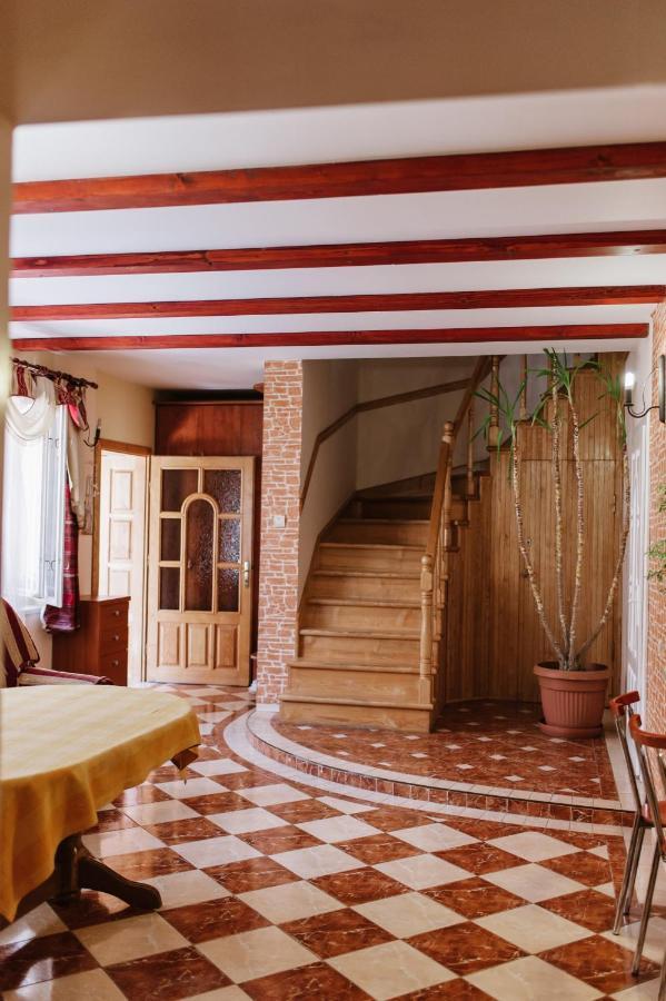 Mala Praha Hotel Uzhhorod Exterior photo