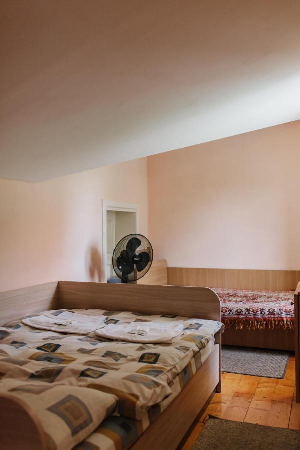 Mala Praha Hotel Uzhhorod Exterior photo
