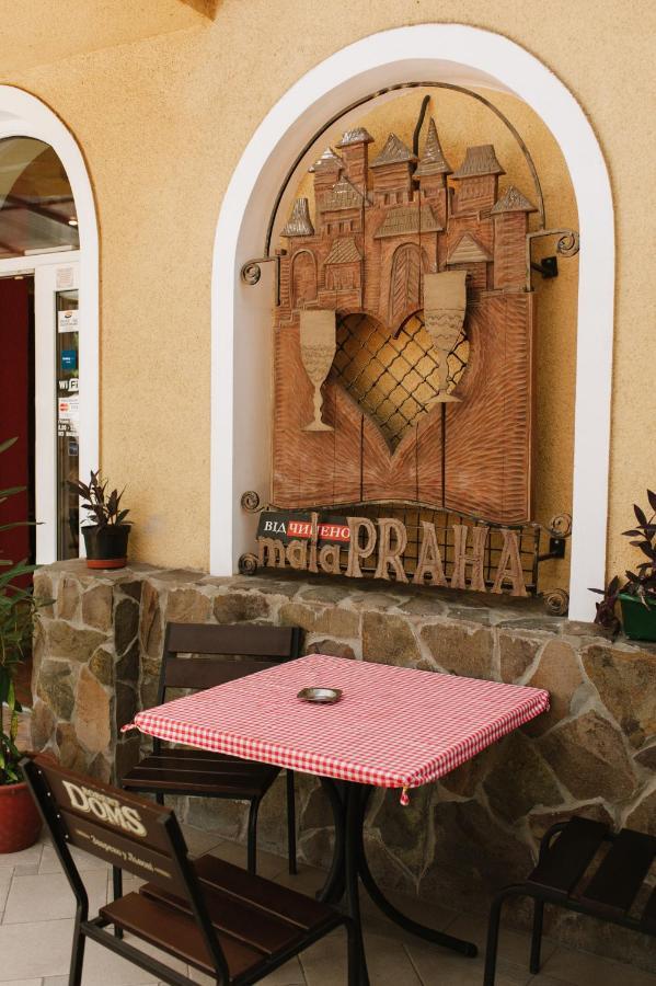 Mala Praha Hotel Uzhhorod Exterior photo
