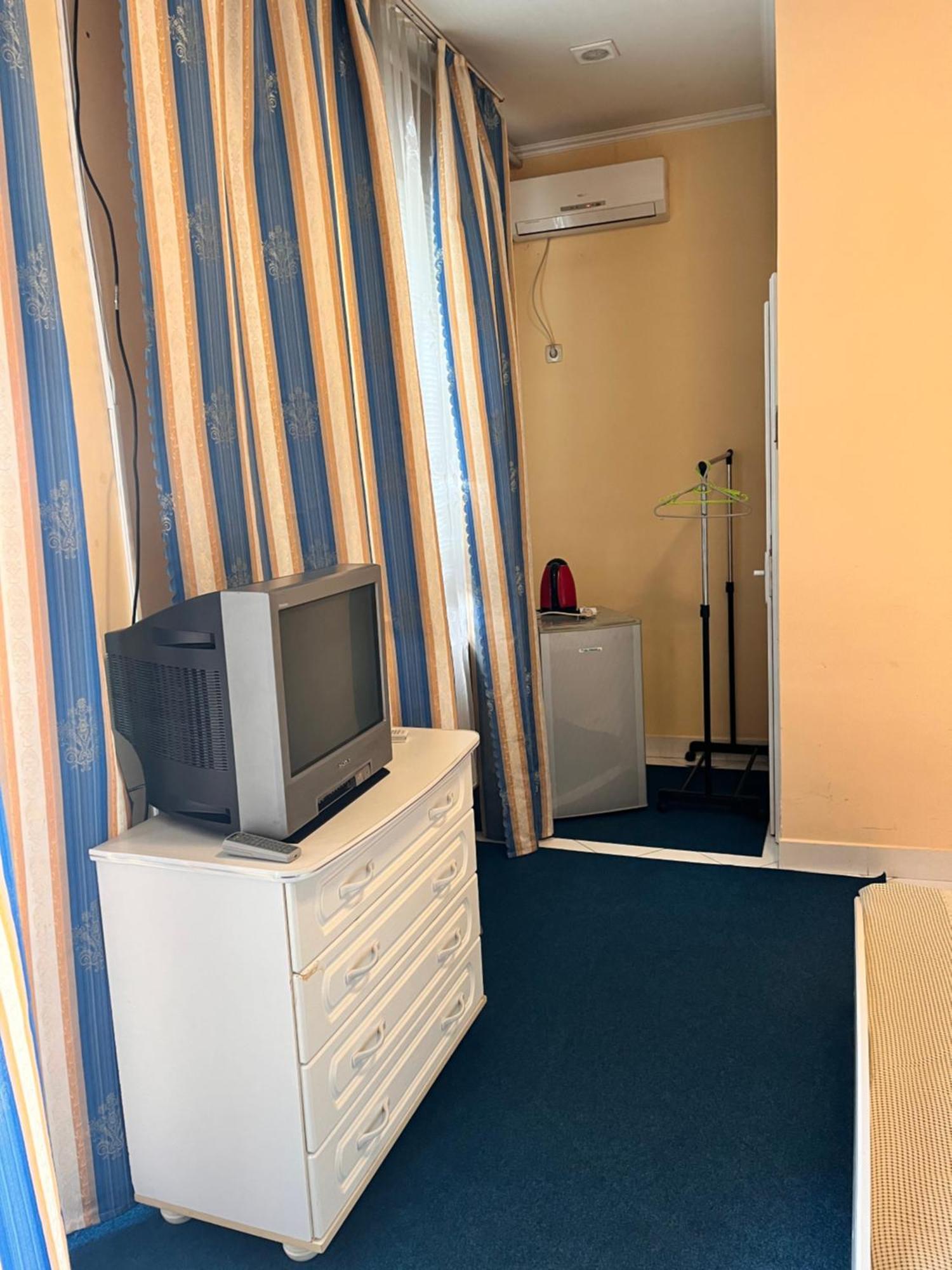 Mala Praha Hotel Uzhhorod Exterior photo