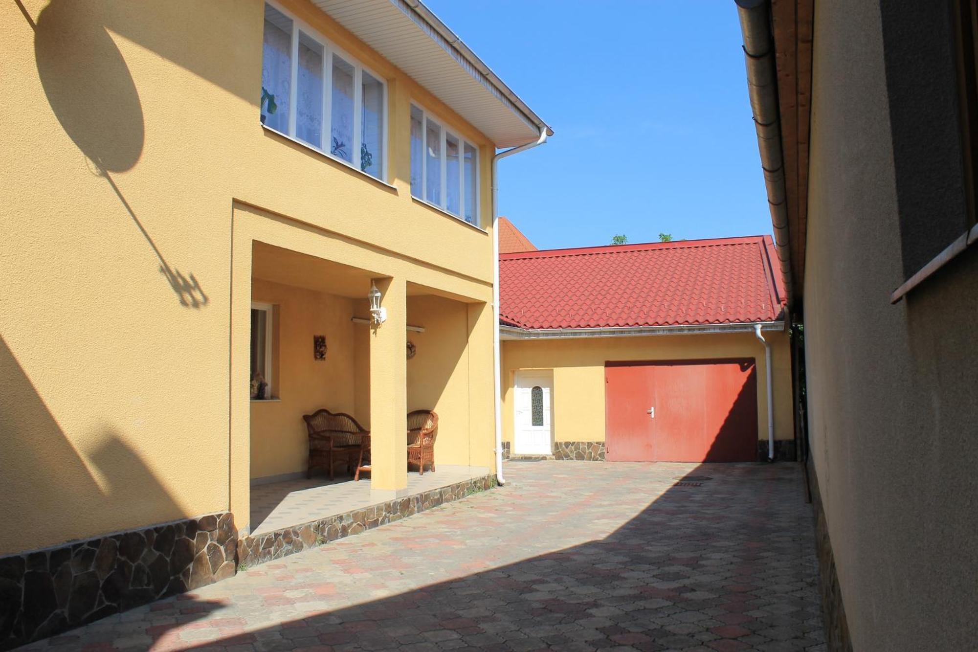 Mala Praha Hotel Uzhhorod Exterior photo