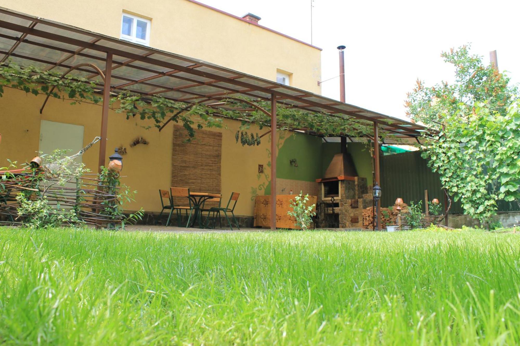 Mala Praha Hotel Uzhhorod Exterior photo