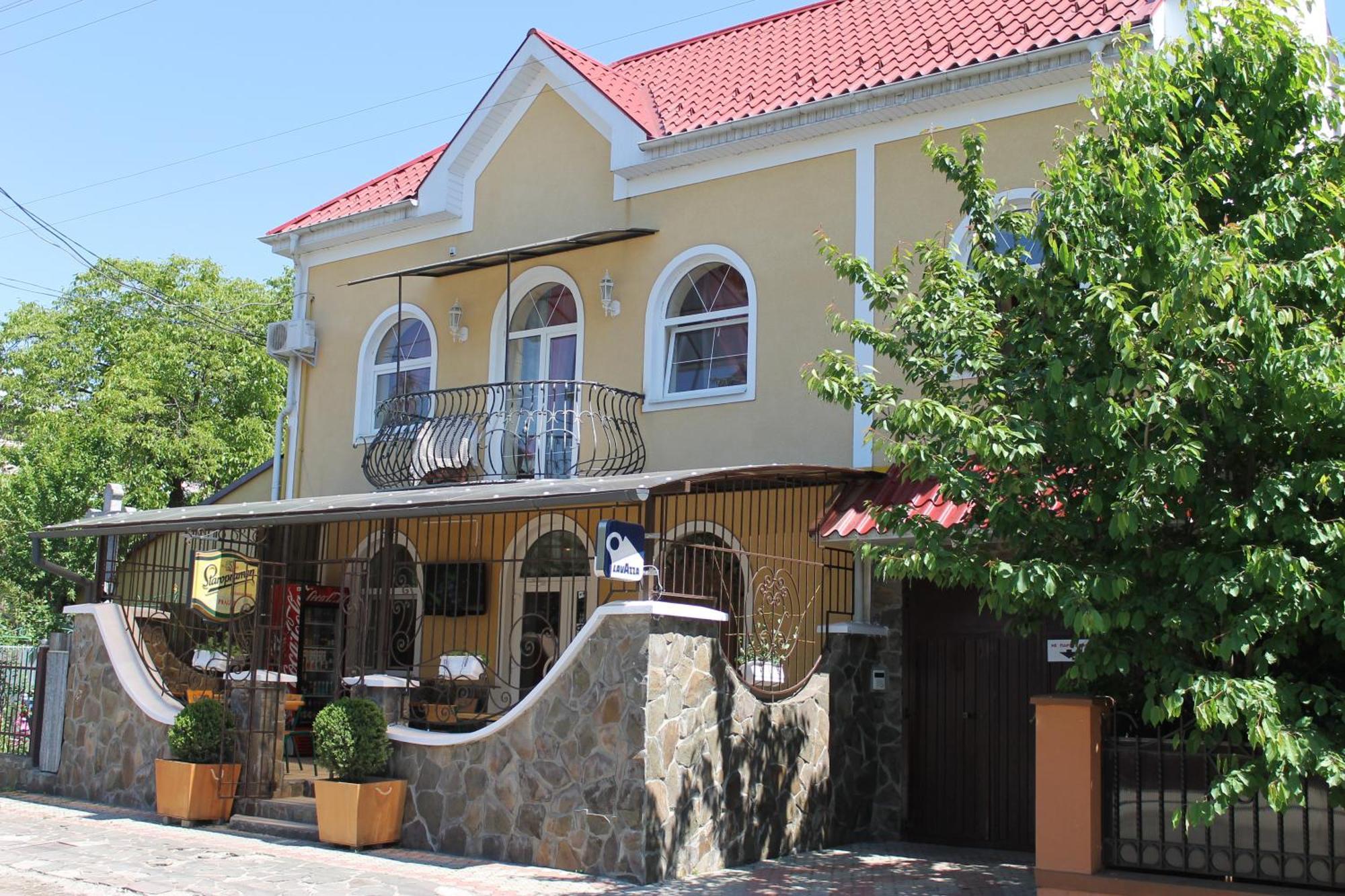 Mala Praha Hotel Uzhhorod Exterior photo
