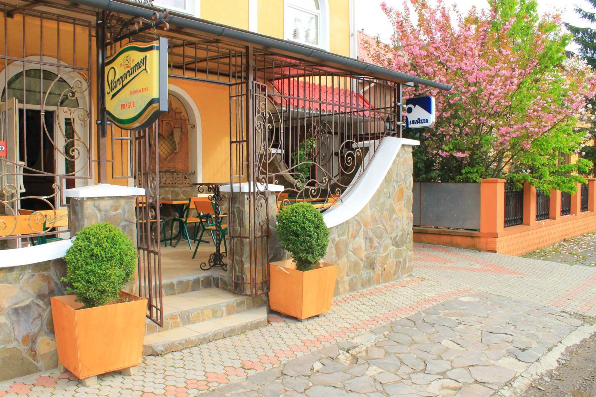 Mala Praha Hotel Uzhhorod Exterior photo